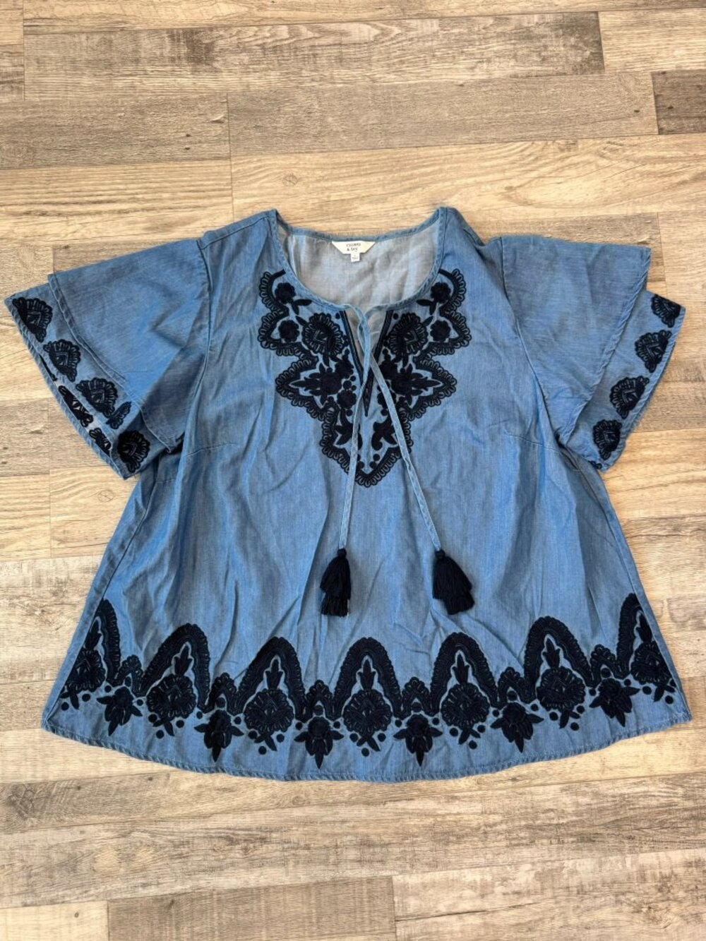 Crown + Ivy denim look embroidered flutter sleeve blouse tassels size large R42
